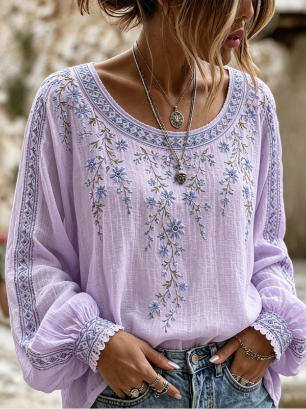 Iris™ | Lilla blomstret bluse med blåt broderi
