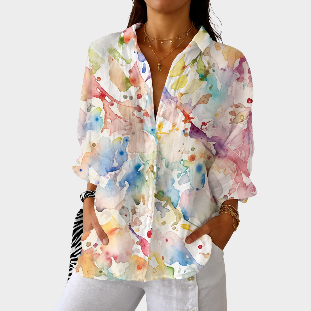 Let og farverig bluse med mønsterprint