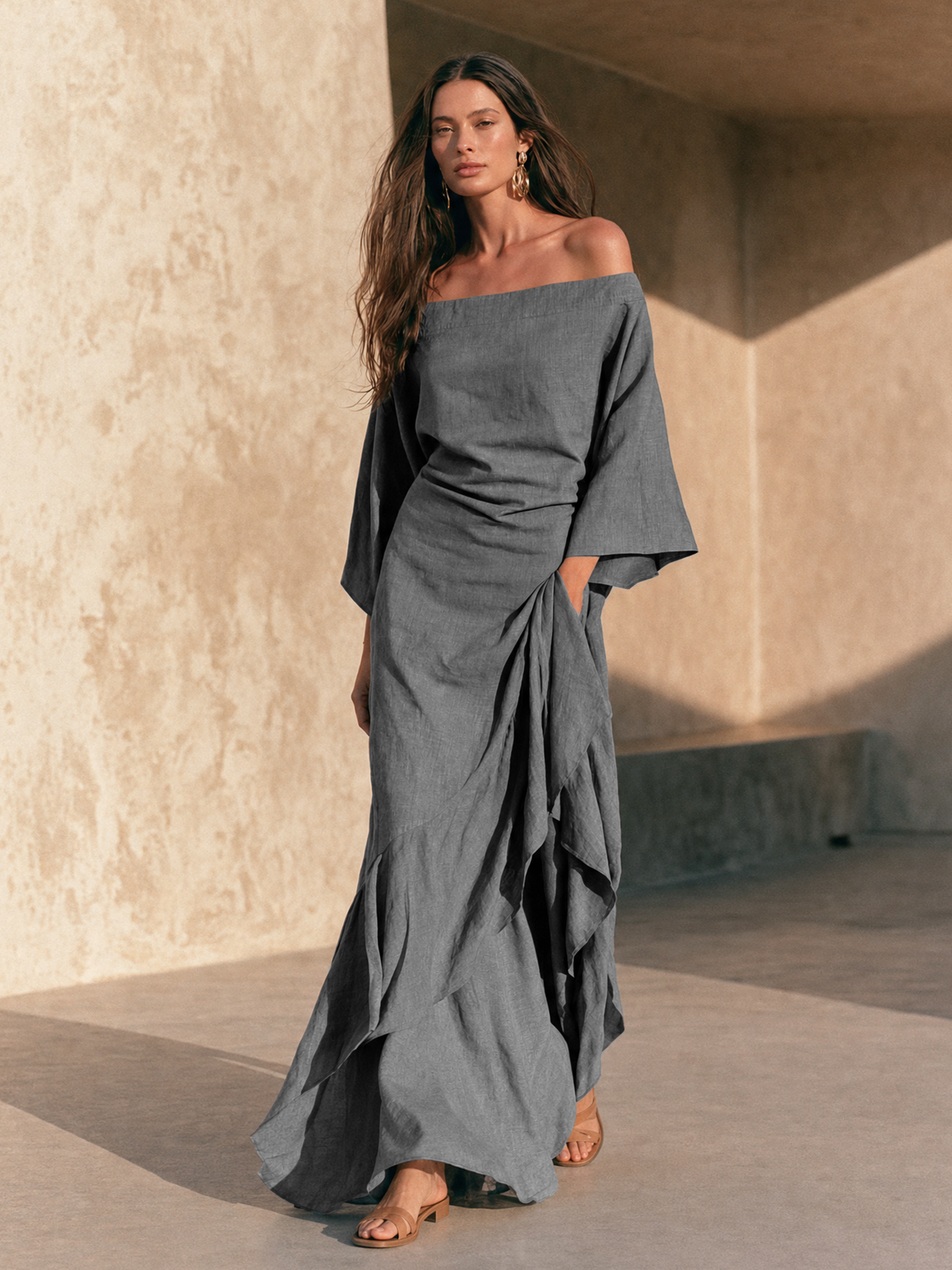 Aure | Minimalistisk off-shoulder maxi-kjole med flæse forneden og trompetærmer