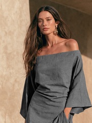 Aure | Minimalistisk off-shoulder maxi-kjole med flæse forneden og trompetærmer