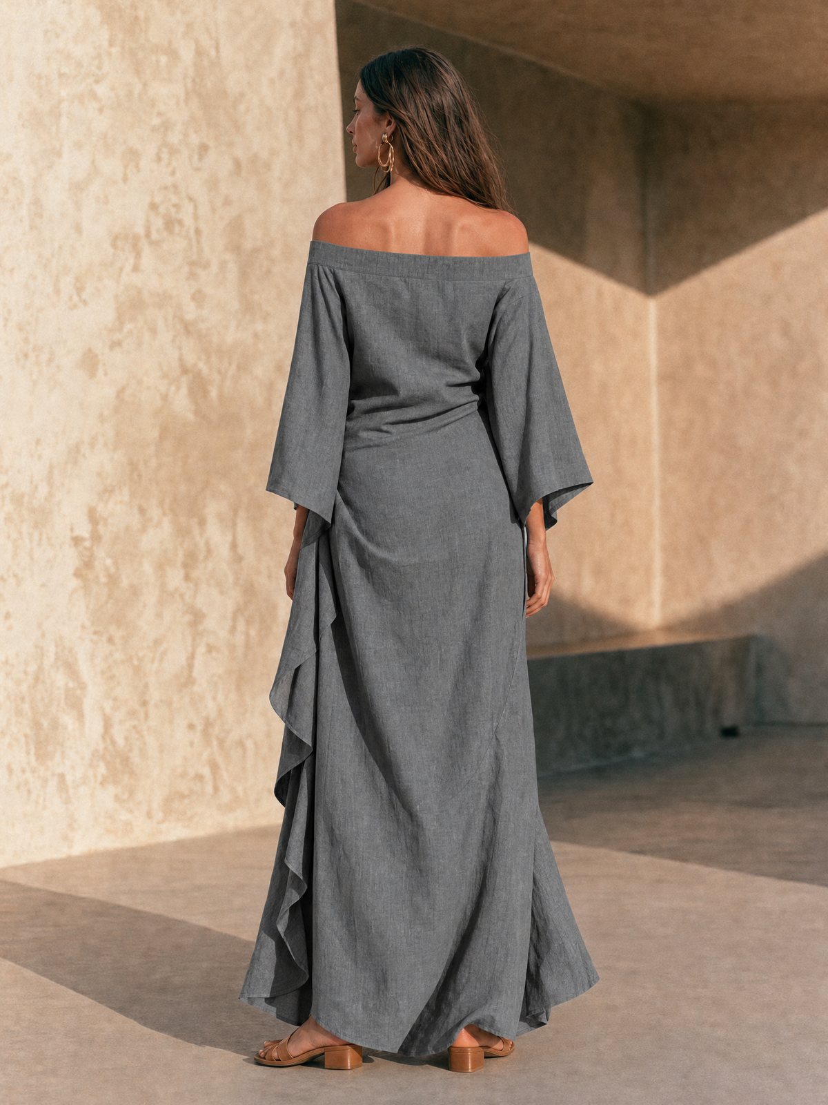 Aure | Minimalistisk off-shoulder maxi-kjole med flæse forneden og trompetærmer
