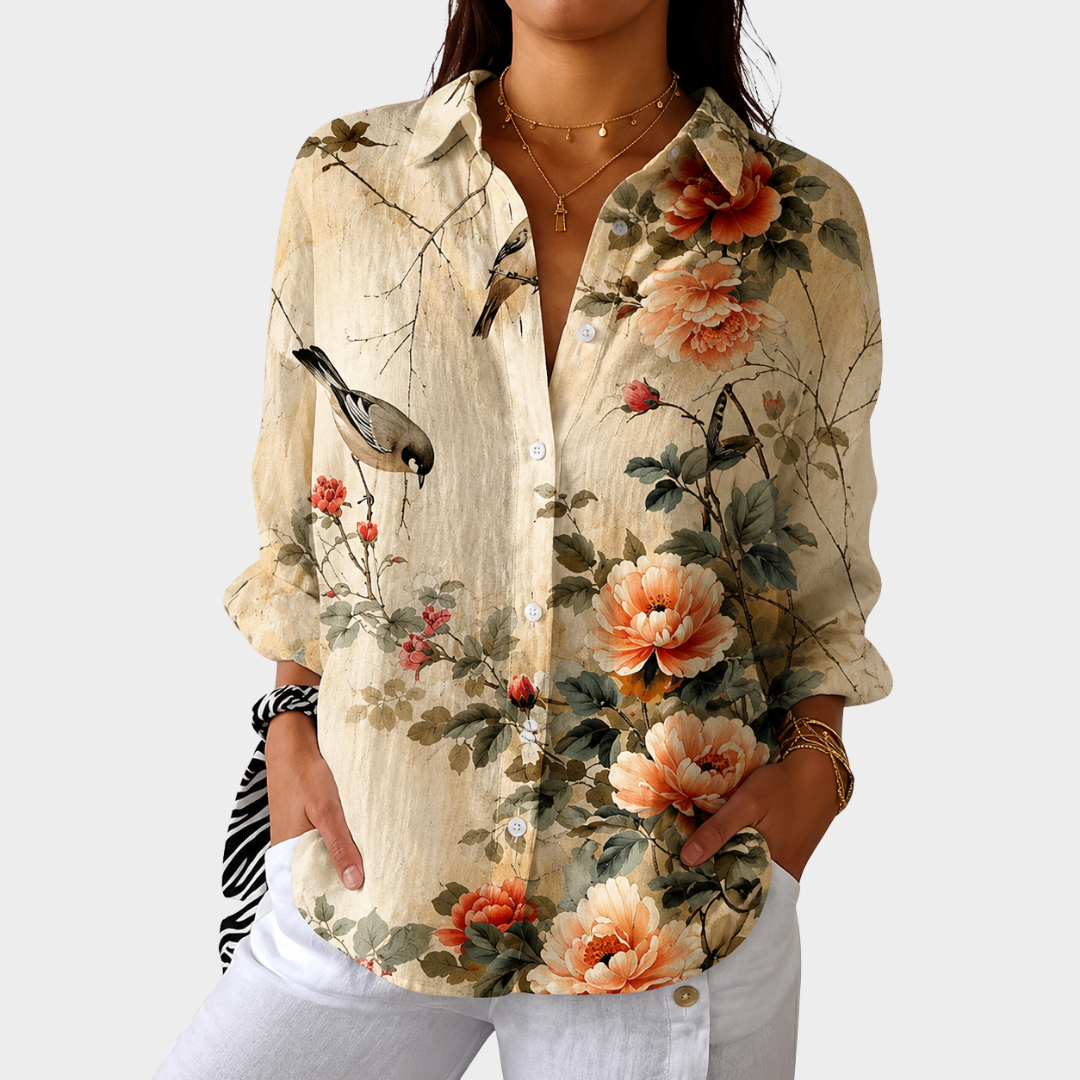 Let og farverig bluse med mønsterprint