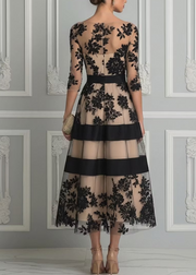 Elegant sort A-formet midikjole i blonde