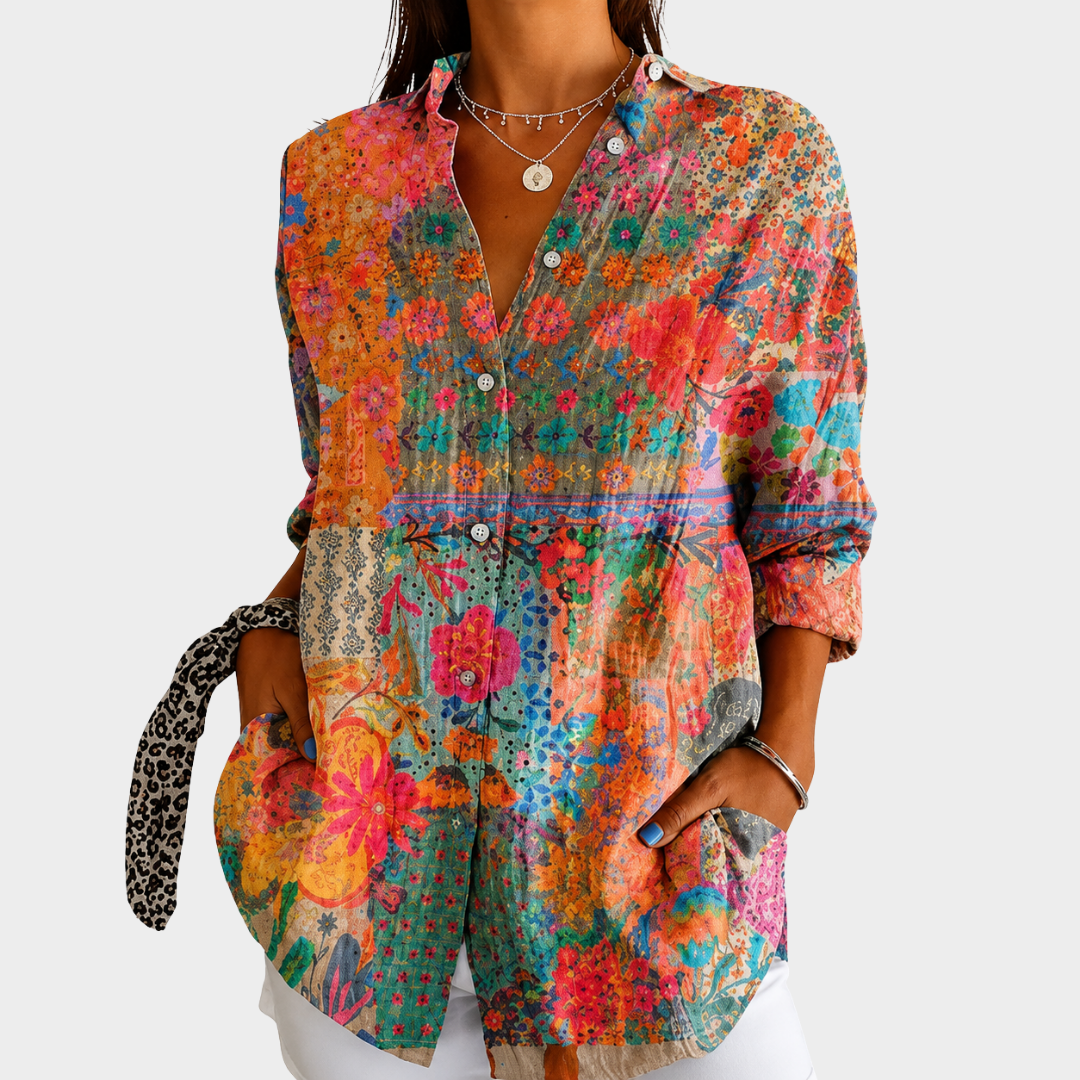 Solbelyste vilde blomster – Patchwork-bluse med knapper