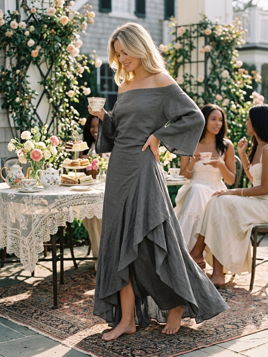Aure | Minimalistisk off-shoulder maxi-kjole med flæse forneden og trompetærmer