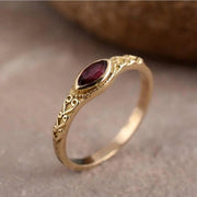 Gylden vintage-ring med rød krystal
