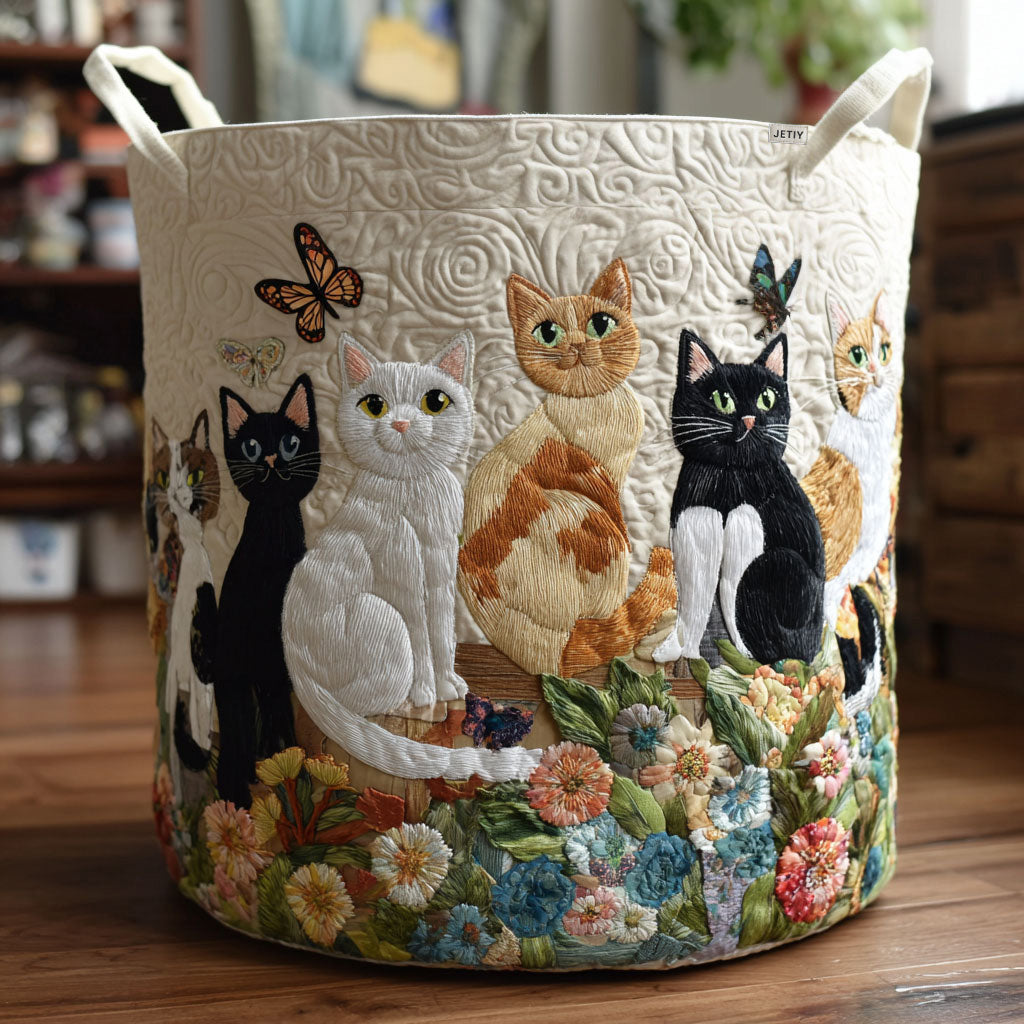 Polstret kurv med katte blandt haveblomster