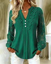 Livia – Bluse med blonder og V-hals