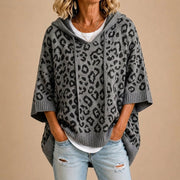 Gabriella | Strikket poncho med leopardprint og hætte