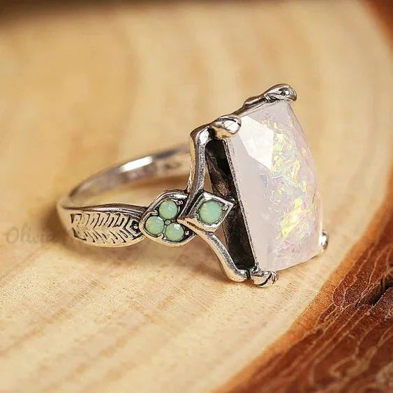 Vintage sølvring med hvid opal