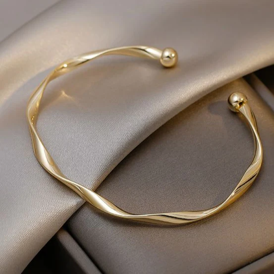 Elegant armbånd i guld- eller sølvfarve