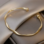 Elegant armbånd i guld- eller sølvfarve