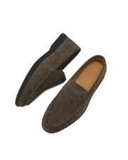 Ruskindsloafers med sorte såler