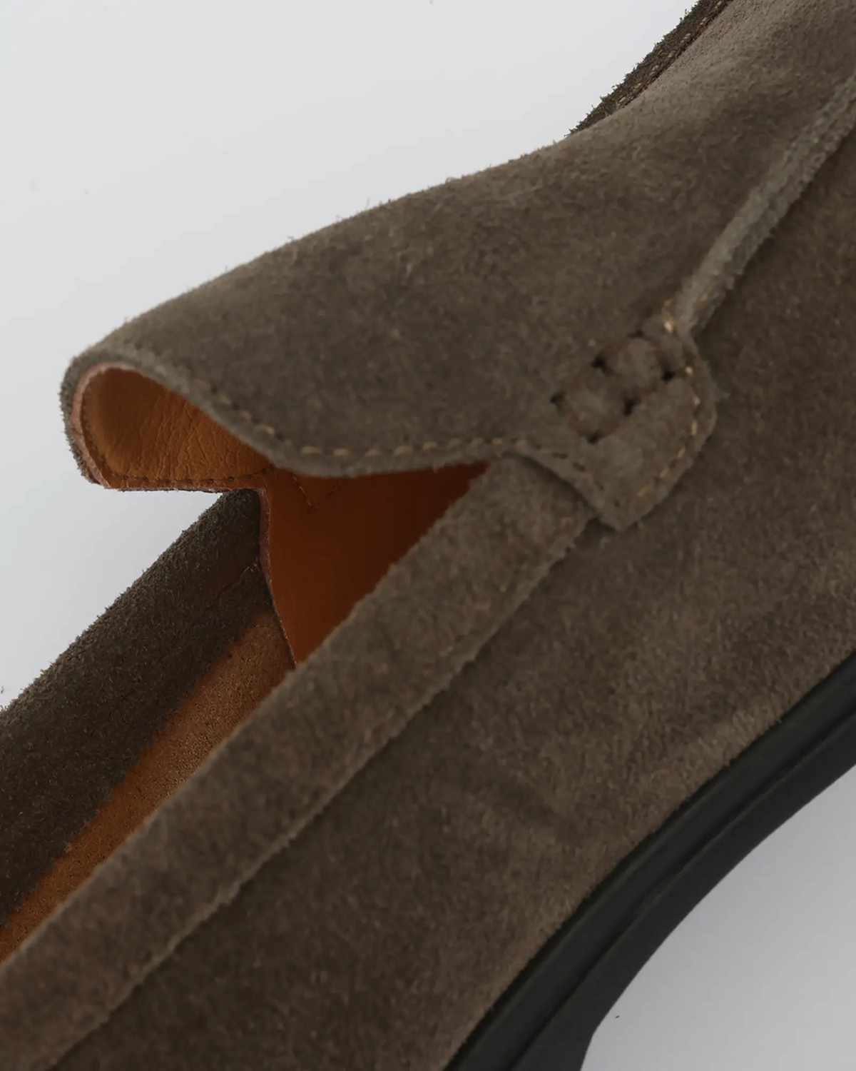 Ruskindsloafers med sorte såler