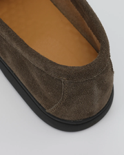 Ruskindsloafers med sorte såler