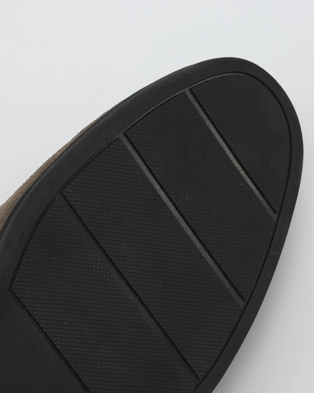 Ruskindsloafers med sorte såler