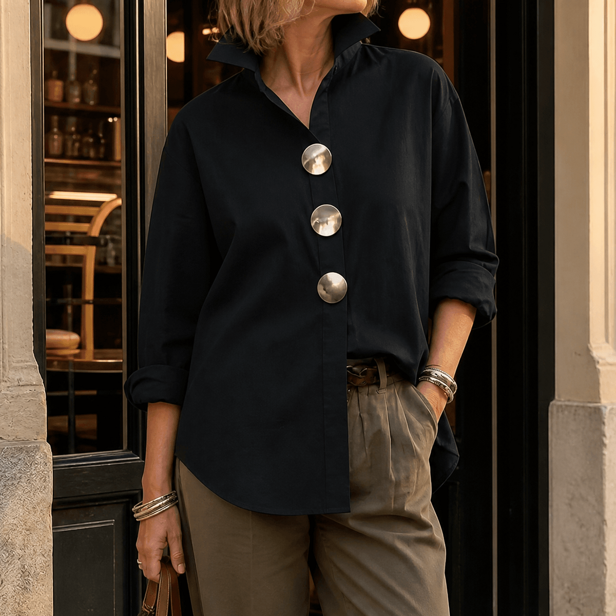 Freya – Bluse med statement-knapper
