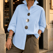 Freya – Bluse med statement-knapper