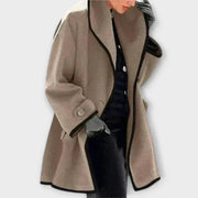 Georgiana – Oversized frakke med kontrastdetaljer